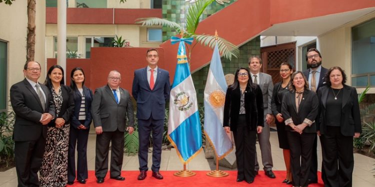 Reunión bilateral permitió fortalecer lazos de amistad y trabajo en conjunto de Guatemala y Argentina. / Foto: cortesía Minex.