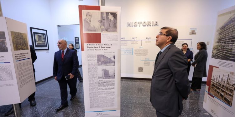Minfin realiza exposición fotográfica para conmemorar sus 199 años. / Foto: Minfin.