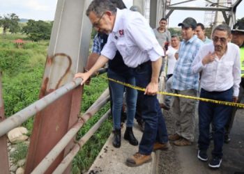 Ministro Félix Alvarado durante la inspección del puente Nahualate. / Foto: AGN.