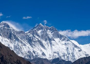 El Everest es tan alto y aún sigue creciendo por la erosión de un río cercano