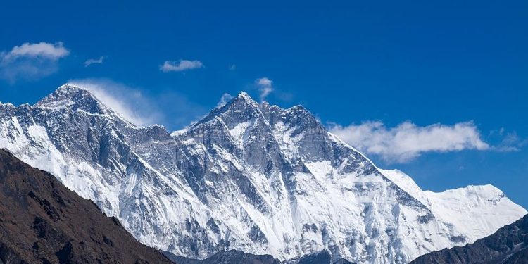 El Everest es tan alto y aún sigue creciendo por la erosión de un río cercano