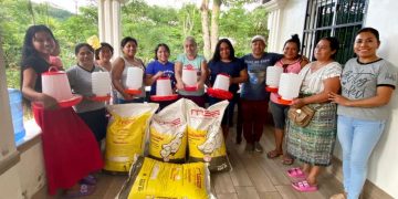 Mujeres peteneras aprenden sobre minigranjas de pollos de engorde. / Foto: MAGA.