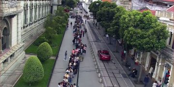 Cientos de personas hicieron fila este sábado para ingresar a la Noche de Leyendas de Guatemala, en el Palacio Nacional de la Cultura.