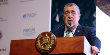 El presidente Bernardo Arévalo, durante su participación en el Foro Centroamericano de Donantes 2024, en Antigua Guatemala. / Foto: Noé Pérez