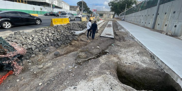 Hoy venció el plazo acordado entre el CIV y la empresa a cargo de construir el paso a desnivel en la Avenida Petapa y 53 calle zona 12, que a partir de hoy, se dio por finalizado su contrato por incumplimiento. / Foto: CIV.