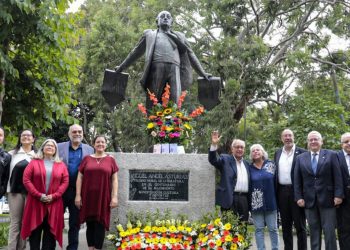 Rinden Ofrenda Floral en Monumento de Miguel Ángel Asturias en Avenida La Reforma