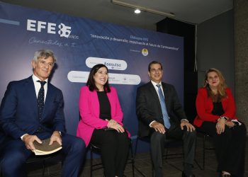 Panelistas participantes en el foro 'Innovación y desarrollo: impulsando el futuro en Centroamérica, que la agencia EFE organizó en El Salvador.