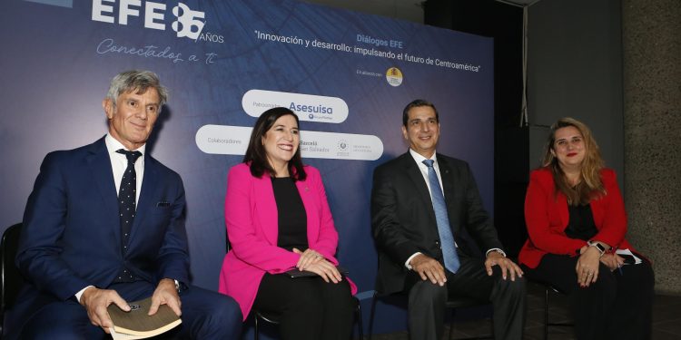 Panelistas participantes en el foro 'Innovación y desarrollo: impulsando el futuro en Centroamérica, que la agencia EFE organizó en El Salvador.
