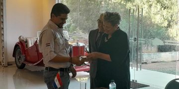 La doctora Lucrecia Peinado participa en acto de documentos de identificación a guatemaltecos residentes en Paraguay.