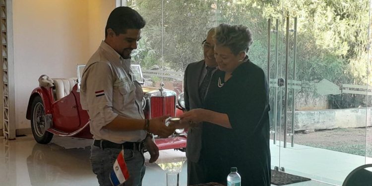 La doctora Lucrecia Peinado participa en acto de documentos de identificación a guatemaltecos residentes en Paraguay.