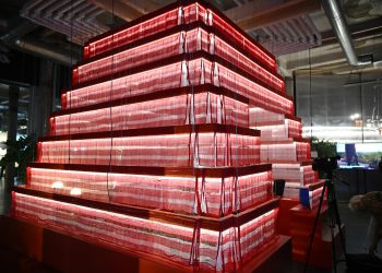 Una pirámide de telas típicas de Guatemala recibe a los asistentes a la Bienal Iberoamericana de Diseño, en Madrid.