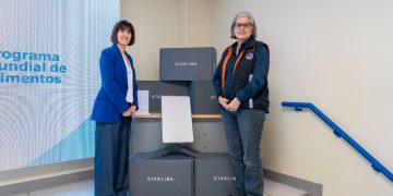 Tania Goossens, representante para Guatemala del Programa Mundial de Alimentos, hizo entrega de una donación de equipo para la transmisión de datos a la secretaria ejecutiva de la Conred, Claudinne Ogaldes. / Foto: Conred.