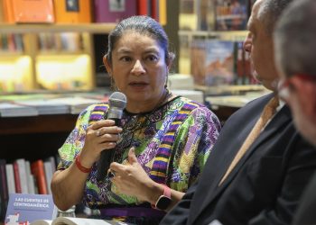 La doctora Irma Velásquez Nimatuj, coautora del libro Las Cuentas de Centroamérica, durante la presentación de la obra.