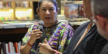 La doctora Irma Velásquez Nimatuj, coautora del libro Las Cuentas de Centroamérica, durante la presentación de la obra.