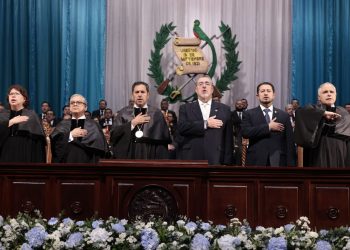 El presidente Bernardo Arévalo,, durante la toma de posesión de los nuevos magistrados de la Corte Suprema de Justicia y salas de Apelaciones.