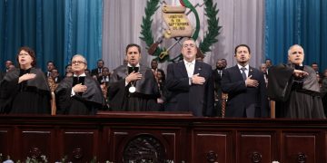 El presidente Bernardo Arévalo,, durante la toma de posesión de los nuevos magistrados de la Corte Suprema de Justicia y salas de Apelaciones.