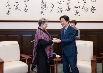 El presidente de la República de China (Taiwán), William Lai, da la bienvenida a la primera dama Dra. Lucrecia Peinado, a su llegada al país asiático.