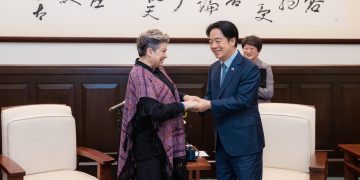 El presidente de la República de China (Taiwán), William Lai, da la bienvenida a la primera dama Dra. Lucrecia Peinado, a su llegada al país asiático.