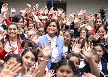 Presidenta en funciones Karin Herrera conmemoró el Día del Niño con estudiantes de la Escuela Oficial de Niñas, número 39, República de China. / Foto: Daniel Ordoñez y Álvaro Interiano.