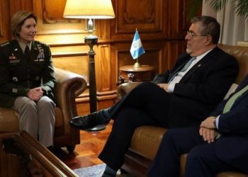 El presidente Bernardo Arévalo, durante la reunión con la general Laura Richardson, el embajador de EE. UU. Tobin Bradley y el canciller Carlos Martínez./Foto: Gobierno de Guatemala