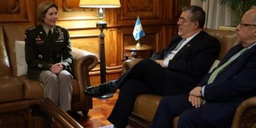 El presidente Bernardo Arévalo, durante la reunión con la general Laura Richardson, el embajador de EE. UU. Tobin Bradley y el canciller Carlos Martínez./Foto: Gobierno de Guatemala