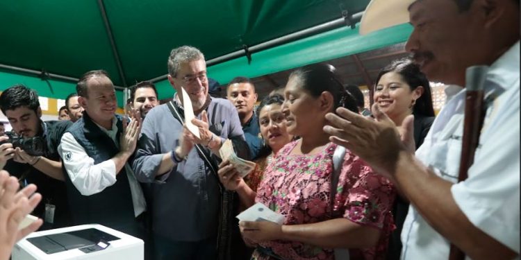 El presidente Bernardo Arévalo visitó este lunes el municipio de Senahú, en Alta Verapaz. / Foto: Daniel Ordóñez.