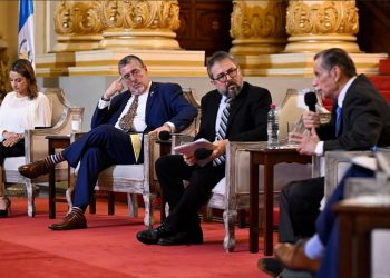 Presidente Bernardo Arévalo, en conversatorio sobre la Revolución de 1944. / Foto: Byron de la Cruz.