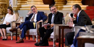 Presidente Bernardo Arévalo, en conversatorio sobre la Revolución de 1944. / Foto: Byron de la Cruz.