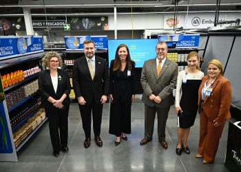 Presidente Bernardo Arévalo con ejecutivos de Walmart, el embajador de Estados Unidos y la ministra de Economía. / Foto: Byron de la Cruz.