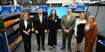 Presidente Bernardo Arévalo con ejecutivos de Walmart, el embajador de Estados Unidos y la ministra de Economía. / Foto: Byron de la Cruz.