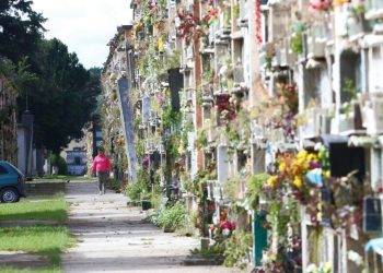 Salud lanza plan de contingencia en cementerios para este 1 de noviembre