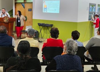 Especialistas informan a pacientes que asisten a sus citas programadas en CAMIP 3 Zunil, sobre la importancia de la salud mental. / Foto: IGSS.