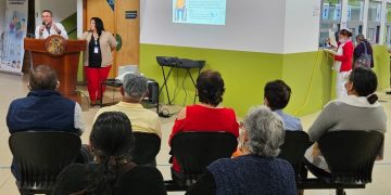 Especialistas informan a pacientes que asisten a sus citas programadas en CAMIP 3 Zunil, sobre la importancia de la salud mental. / Foto: IGSS.