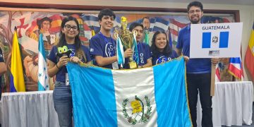 Los integrantes de la Selección Nacional de Matemáticas obtuvieron la prestigiosa Copa El Salvador y dos menciones honoríficas en las Olimpiadas de Matemática de Centroamérica y El Caribe celebrada en Honduras. / Foto: Senacyt.