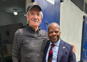 Todd Robinson, subsecretario de Estado de EE. UU. para asuntos antinarcóticos, visita al periodista José Rubén Zamora en prisión.