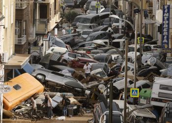 Vehículos arrastrados por inundaciones en Picaña, Valencia, España. / Foto: EFE.