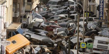 Vehículos arrastrados por inundaciones en Picaña, Valencia, España. / Foto: EFE.