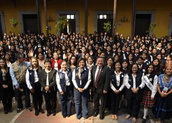 Vicepresidenta Karin Herrera compartió con estudiantes sobre los peligros de las adicciones y exhortó a trabajar por alcanzar sus sueños, en Quetzaltenango.