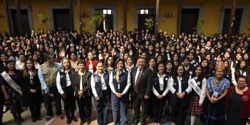 Vicepresidenta Karin Herrera compartió con estudiantes sobre los peligros de las adicciones y exhortó a trabajar por alcanzar sus sueños, en Quetzaltenango.