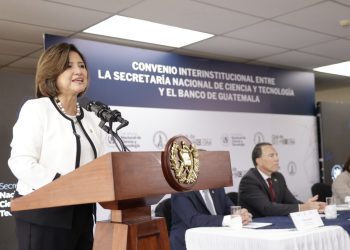 La vicepresidenta Karin Herrera participó como invitada de honor en la firma de convenio interinstitucional entre el Banco de Guatemala y la Secretaría Nacional de Ciencia y Tecnología. / Foto: Dickens Zamora.