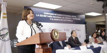 La vicepresidenta Karin Herrera participó como invitada de honor en la firma de convenio interinstitucional entre el Banco de Guatemala y la Secretaría Nacional de Ciencia y Tecnología. / Foto: Dickens Zamora.