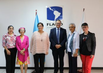 Violetta Yagenova -segunda por la izquierda- en una actividad de FLACSO-Guatemala. / Foto: FLACSO.