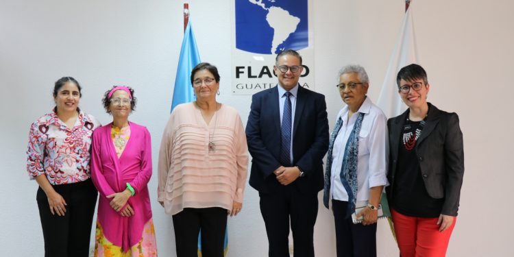 Violetta Yagenova -segunda por la izquierda- en una actividad de FLACSO-Guatemala. / Foto: FLACSO.