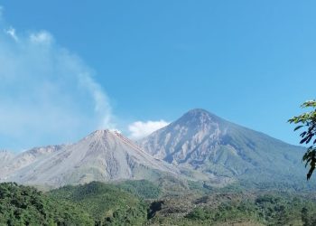 Conred informa que volcanes de Fuego y Santiaguito mantienen explosiones débiles y moderadas.
