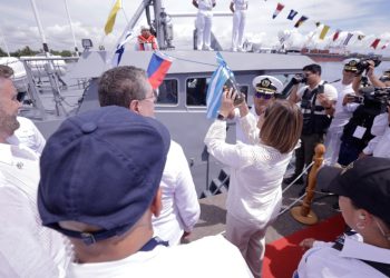Karin Herrera lanza la botella de champán al Hunahpú. /Foto: Gobierno de Guatemala.