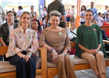 Doctora Lucrecia Peinado (centro) junto a primeras damas de Paraguay (izquierda) y Costa Rica (derecha). /Foto: @opdparaguay