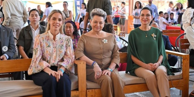Doctora Lucrecia Peinado (centro) junto a primeras damas de Paraguay (izquierda) y Costa Rica (derecha). /Foto: @opdparaguay