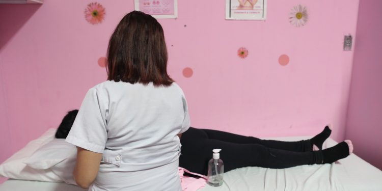 Hospital Roosevelt impulsa la prevención del cáncer de mama con jornadas