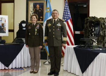 Ministro de la Defensa con la comandante Richardson junto a parte de la donación. / Foto: DCA.