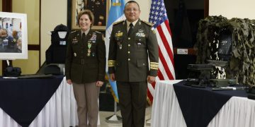 Ministro de la Defensa con la comandante Richardson junto a parte de la donación. / Foto: DCA.